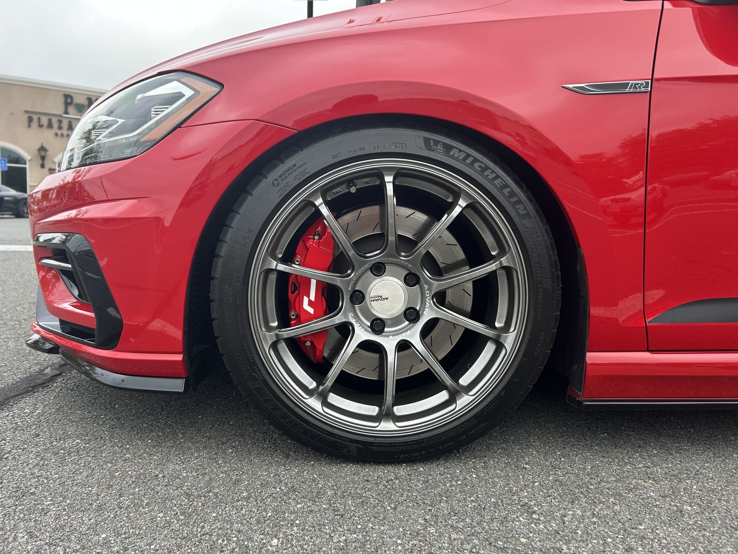 ADVAN Racing RZ-II on a Michelin tyre. The wheel is identified by its own casting. The width, the offset and the tyre model are not.